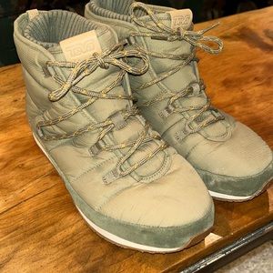 TEVA EMBER LACE UP BOOT PUFFY INSULATED SLIPPER- MENS SIZE 11, GREEN W/ GUM SOLE